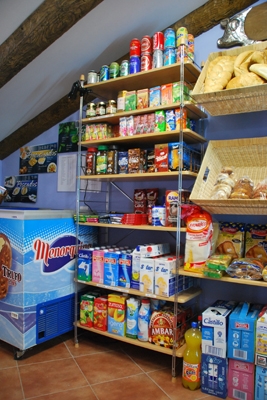Refrescos, l&aacute;cteos, reposter&iacute;a, caf&eacute;s.