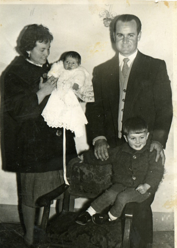 De peque&ntilde;a con mis padres y hermano.