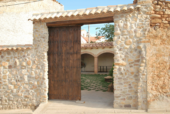 Port&oacute;n de entrada al jard&iacute;n.